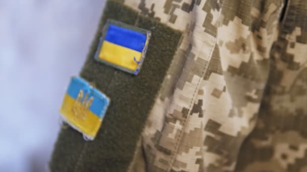 Ombro Homem Uniforme Militar Pixelado Com Amarelo Azul Chevron Close — Vídeo de Stock