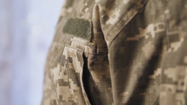 Hombro Hombre Con Uniforme Militar Pixelado Con Primer Plano Chevron — Vídeo de stock