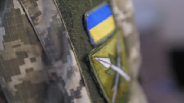 軍の男の肩は黄色と青のシェブロンのクローズアップで制服をピクセル化しました ウクライナ軍の兵士 ウクライナの防衛 高品質4K映像 — ストック動画