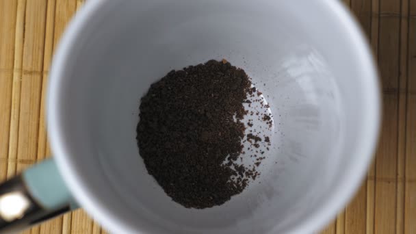 Granules Instant Black Coffee Fall Bottom White Mug Making Coffee — Vídeos de Stock