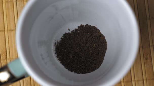 Granules Instant Black Coffee Fall Bottom White Mug Making Coffee — Stockvideo