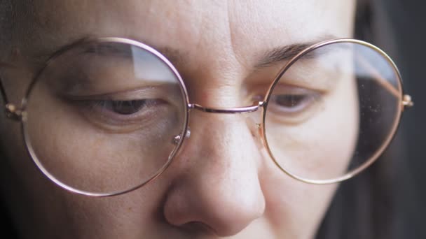 Vit Kvinna Runda Guldfärgade Glasögon Tittar Ner Flicka Glasögon Läser — Stockvideo