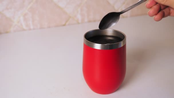 一只手把糖倒入红杯里 并放上热茶 Teaspoon糖堆积如山高质量的4K镜头 — 图库视频影像