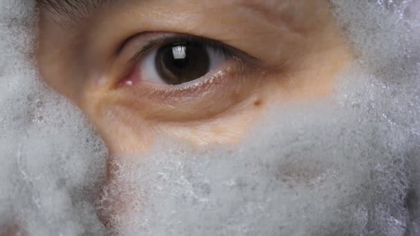 Ženská Tvář Šedou Maskou Bublinkové Hlíny Zblízka Dívka Nanáší Výživnou — Stock video