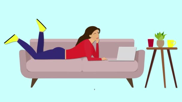 ゴブリンモードのコンセプト 女の子はソファの上に横たわっている彼女のラップトップを見て ピザボックスと床にソーダのガラスで ゴブリンモード または無関心 および仕事への拒否の状態 — ストック動画