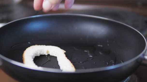 卵とソーセージの部分トーストのスライスの真ん中に揚げ バスケットに卵として知られています パンの卵から作られた食事のクローズアップ 自家製の朝食のアイデア 高品質4K映像 — ストック動画