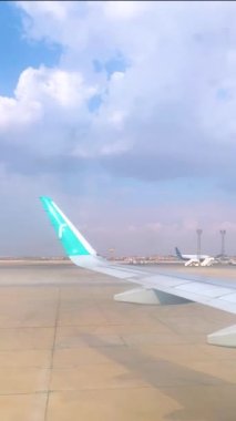 Kalkıştan önce uçak penceresinden görüntüle