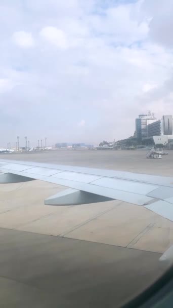 離陸前の飛行機の窓からの眺め — ストック動画