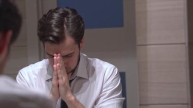 Yorgun ve yakışıklı işadamı yorucu bir iş gününden sonra tuvalette aynanın karşısında dikiliyor.