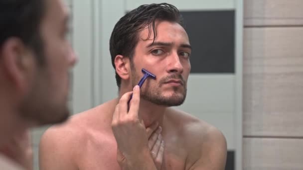 Bonito Homem Olhando Para Espelho Barbeando Banheiro — Vídeo de Stock