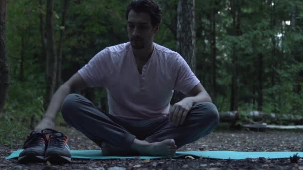 Junger Gutaussehender Mann Beim Yoga Lotusposition Wald Training Und Sport — Stockvideo