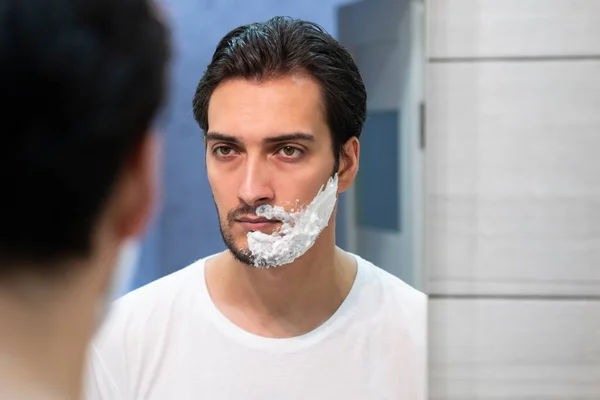 Yakışıklı Adam Aynaya Bakıyor Banyoda Tıraş Oluyor — Stok fotoğraf
