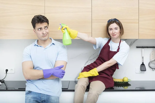 Positive Young Couple Amusing While Cleaning Home Together Funny Household — Stock Photo, Image