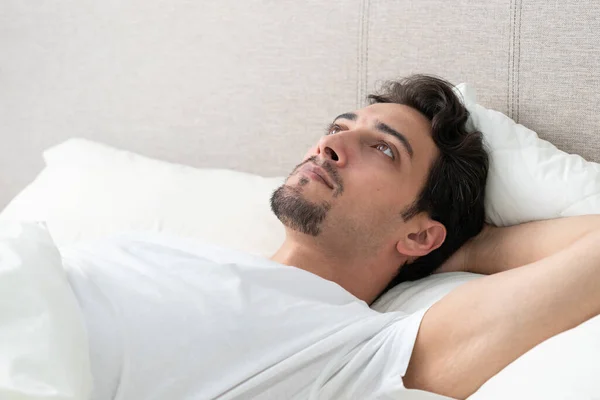 Düşünceli Yakışıklı Adam Sabahın Erken Saatlerinde Yatakta Yatıyor — Stok fotoğraf