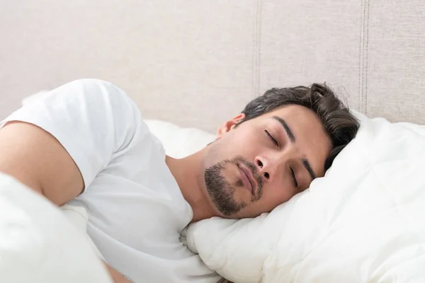Genç Yakışıklı Adam Sabahın Erken Saatlerinde Yatakta Uyuyor — Stok fotoğraf