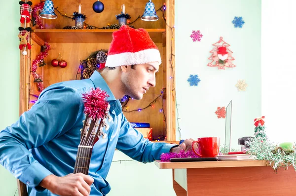 Yakışıklı Adam Noel Evde Kutluyor Internette Gitar Çalmayı Öğreniyor — Stok fotoğraf