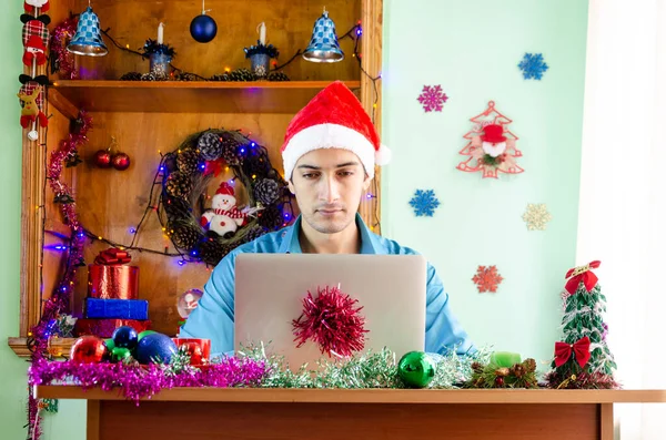 Przystojny Mężczyzna Kapeluszu Mikołaja Siedzi Domu Pracuje Laptopie Boże Narodzenie — Zdjęcie stockowe