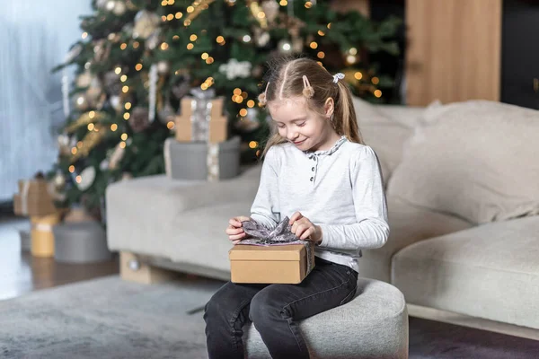Güzel Bir Kız Oturur Harika Bir Noel Gününde Evde Bir — Stok fotoğraf