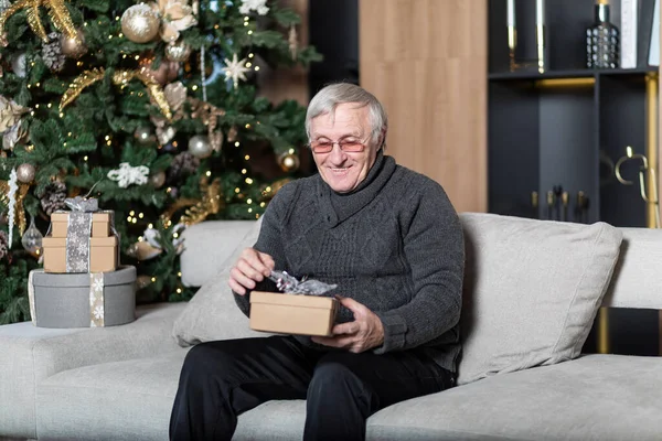 Mutlu Kıdemli Adam Harika Bir Noel Günü Hediye Kutusunu Açar — Stok fotoğraf