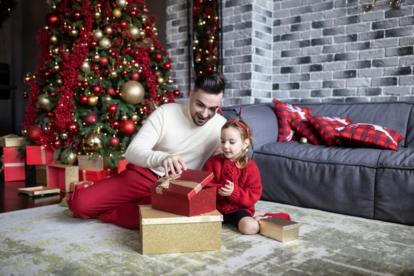 Neşeli Baba Onun Mutlu Sevimli Kızı Yerde Oturup Noel Kutluyorlar — Stok fotoğraf