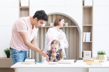 Genç ebeveynler kızlarına derslerinde yardım ediyor ama kızlar eğitimden ve bir şeyler öğrenmekten nefret ediyor.