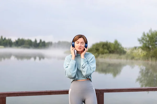 Retrato Una Hermosa Mujer Forma Usando Auriculares Escuchando Música Después Fotos de stock