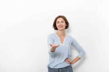 mutlu bir kadın ayakta beyaz zemin üzerine izole genç