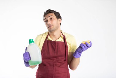 Kırmızı önlüklü, mor eldivenli, beyaz arka planlı, yakışıklı bir erkek müteahhit.