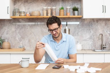 Masada oturan mutsuz adamın faturalar ya da faturalardan kaynaklanan harcamalar yüzünden kafası karışık ve stresli olduğu için ipotek veya kredi ödeyecek parası yok. Yüksek fiyatlar ve harcama parası kavramı