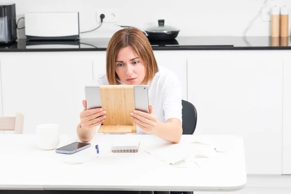 Close Shocked Woman Sitting Table Stressed Confused Calculate Expense Invoice — Stock Photo, Image