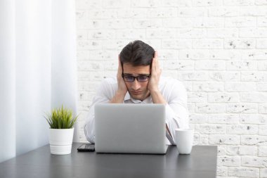 Genç yakışıklı iş adamı yoğun bir iş gününden sonra kendini kötü hissediyor. Uzak çalışma konsepti