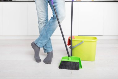 Evdeki temizlik aletlerini ve erkek ayaklarını kapat.