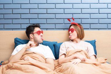 Sevgililer Günü 'nü evde kutlayan mutlu ve eğlenceli bir çift.