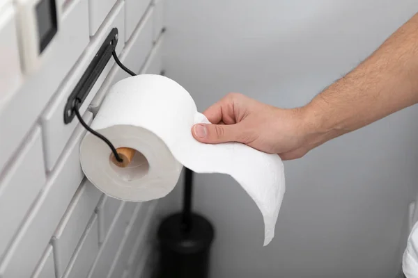 Nahaufnahme Der Hand Mit Einem Toilettenpapier Hygiene Und Selbstversorgungskonzept — Stockfoto