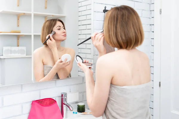 Atractiva Joven Mujer Que Pone Maquillaje Después Tomar Una Ducha — Foto de Stock