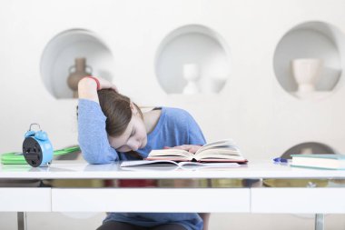Sıkılmış ve yorgun kız evde online çalışıyor.