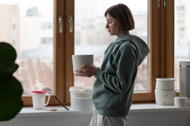 Kil kupa ve seramik ürün yapımında çalışan kadın seramik ressamın yakın plan portresi. Profesyonel Seramik Sanatçısı el yapımı ürünler yapıyor. Küçük işletme ve hobi konsepti