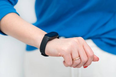 Akıllı bir kadın eliyle yakından çekilmiş bir fotoğraf. Modern teknoloji ve aletler kavramı