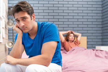Hüsrana uğramış ve depresyonda olan bir adam, ereksiyon sorunu yüzünden karısıyla tartıştıktan sonra yatağın kenarında oturuyor.