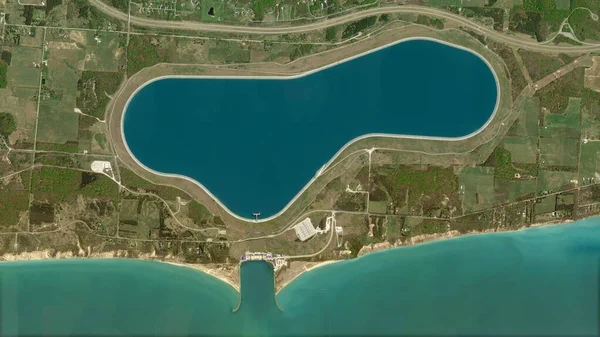 pompalanmış hidroelektrik santrali, üst rezervuar, aşağı rezervuar ve Michigan Gölü yukarıdan aşağıya doğru havadan bakıyorlar - Ludington Pompalı Depolama Santrali Michigan, ABD