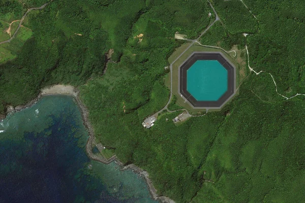 Pompalı hidroelektrik santrali, üst rezervuar ve alt Pasifik Okyanusu yukarıdan aşağıya bakan okinawa yanbaru deniz suyu pompalı depolama istasyonu, Kunigami, Okinawa, Japonya