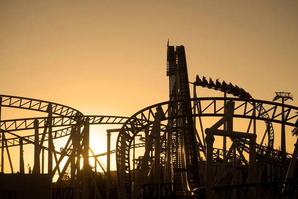 Lunapark tema parkı ve lunapark, lunapark treni ve renkli görüntüler Türkiye, Ankara