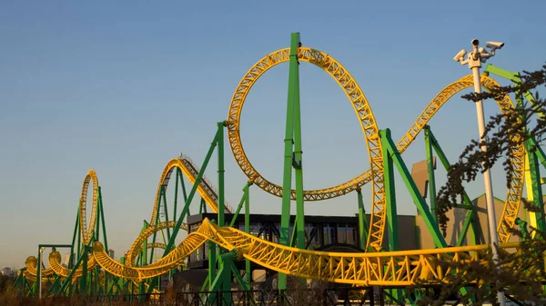 Lunapark tema parkı ve lunapark, sarı ve yeşil lunapark trenleri ve renkli görüntüler Türkiye, Ankara