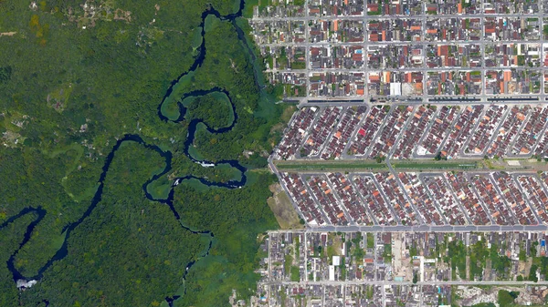 Orman, nehir ve şehir sınırı, zigzag çizgisi ile ayrılmış orman ve şehir, Birds 'in gözünden orman ve şehir sınırı Vila Caiara, Praia Grande - Sao Paulo, Brezilya