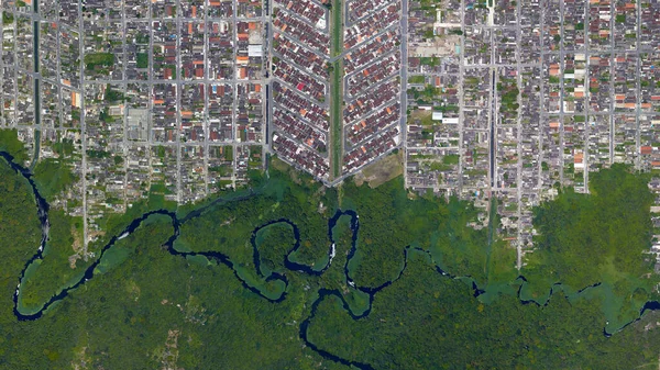 Orman, nehir ve şehir sınırı, zigzag çizgisi ile ayrılmış orman ve şehir, Birds 'in gözünden orman ve şehir sınırı Vila Caiara, Praia Grande - Sao Paulo, Brezilya