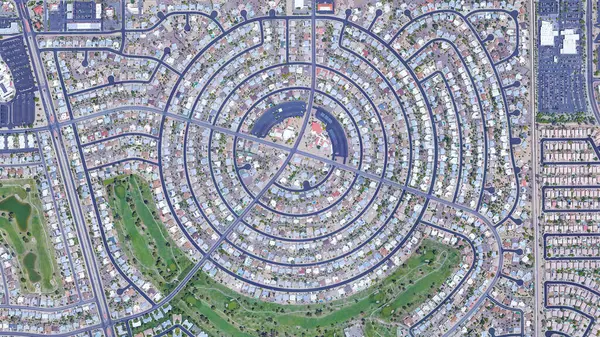 Güneş Şehri kuş bakışı manzarası, Phoenix 'in dairesel şekilli bir banliyösü, Arizona, ABD' nin yukarısından hava manzarası seyrediyor.