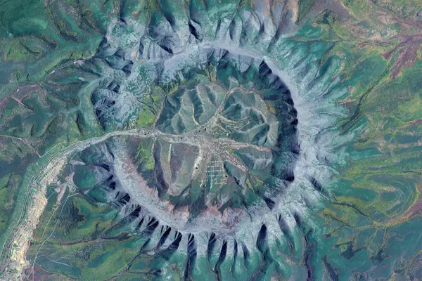 Kondyor Massif, dev krater, yukarıdan aşağıya bakıyor, kuş bakışı platin madeni Kondyor Massif, Khabarovsk Krai, Rusya