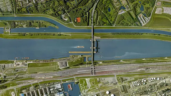 Delta Hartelkering Hartel Bariyeri 'nde çalışıyor, yukarıdan kuşbakışı Hartelkering, Spijkenisse, Rotterdam, Hollanda