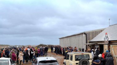 Chipping Norton, İngiltere - 12 Mart 2023: Diddly Squat Farm Shop 'ta kuyruğa giren ziyaretçi kitlesi Jeremy Clarkson tarafından 2020 yılında açıldı.