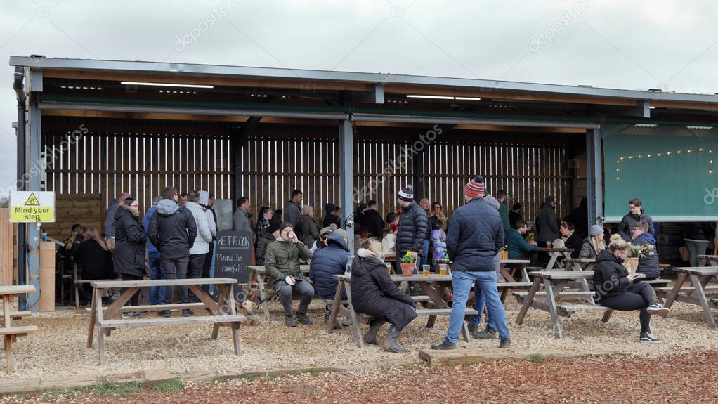 Chipping Norton, Reino Unido 12 de marzo de 2023 Diddly Squat Farm inaugurada por Jeremy